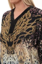 Tunika s V-výstrihom, animal vzorom a zlatými ornamentmi – Obrázok 4