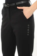 Elegantné dámske nohavice s ozdobnými kovovými detailmi a opaskom – Obrázok 5